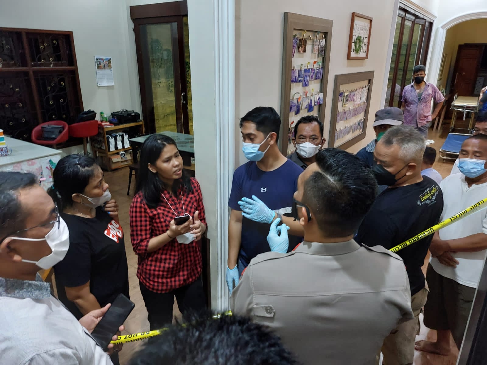 Seorang Ibu dan 2 anaknya ditemukan terkulai lemas tak bernyawa di rumahnya.Kapolresta Deli Serdang, langsung cek TKP