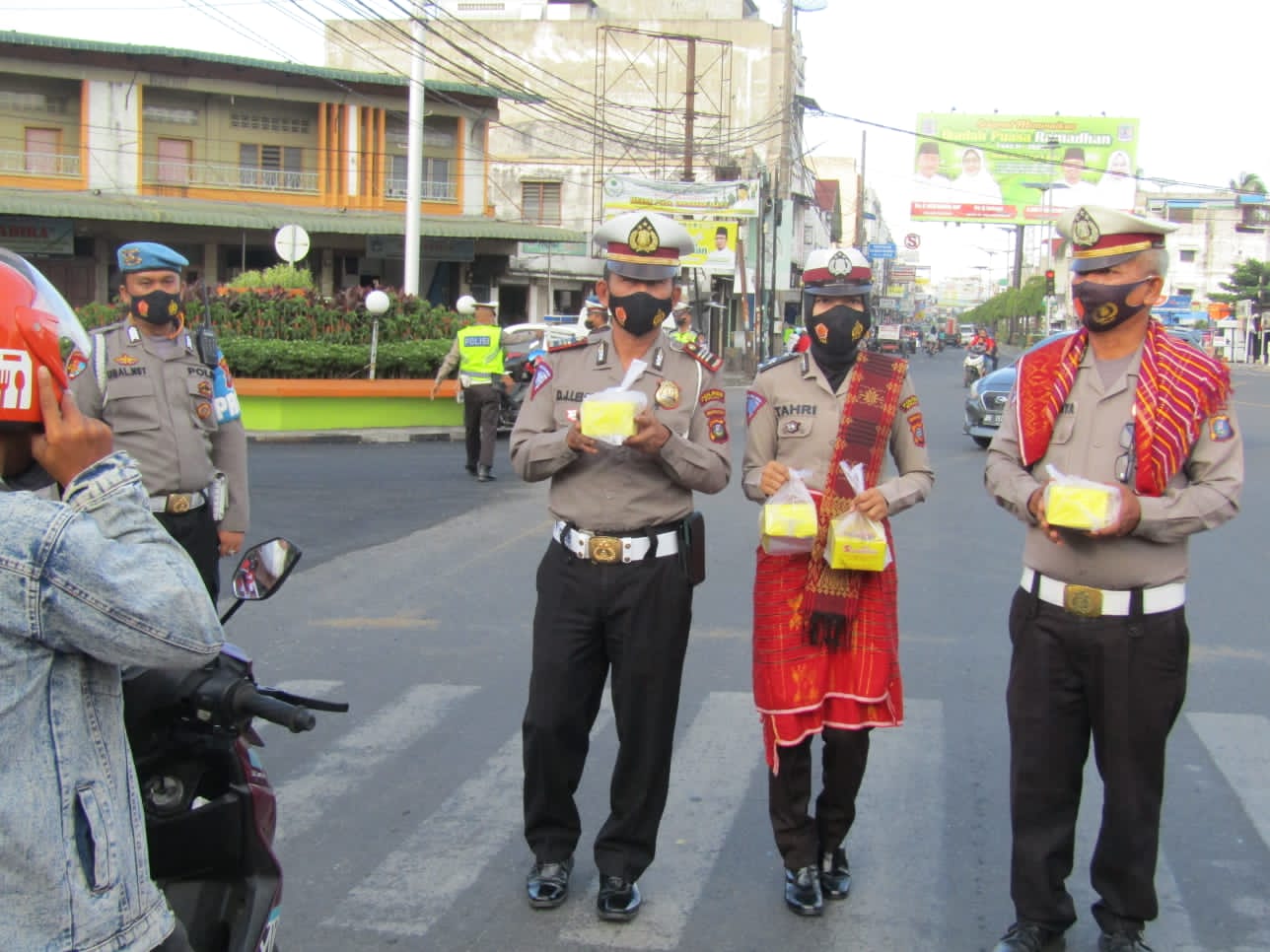 Polres Binjai Berbagi Ta’jil Kepada Masyarakat