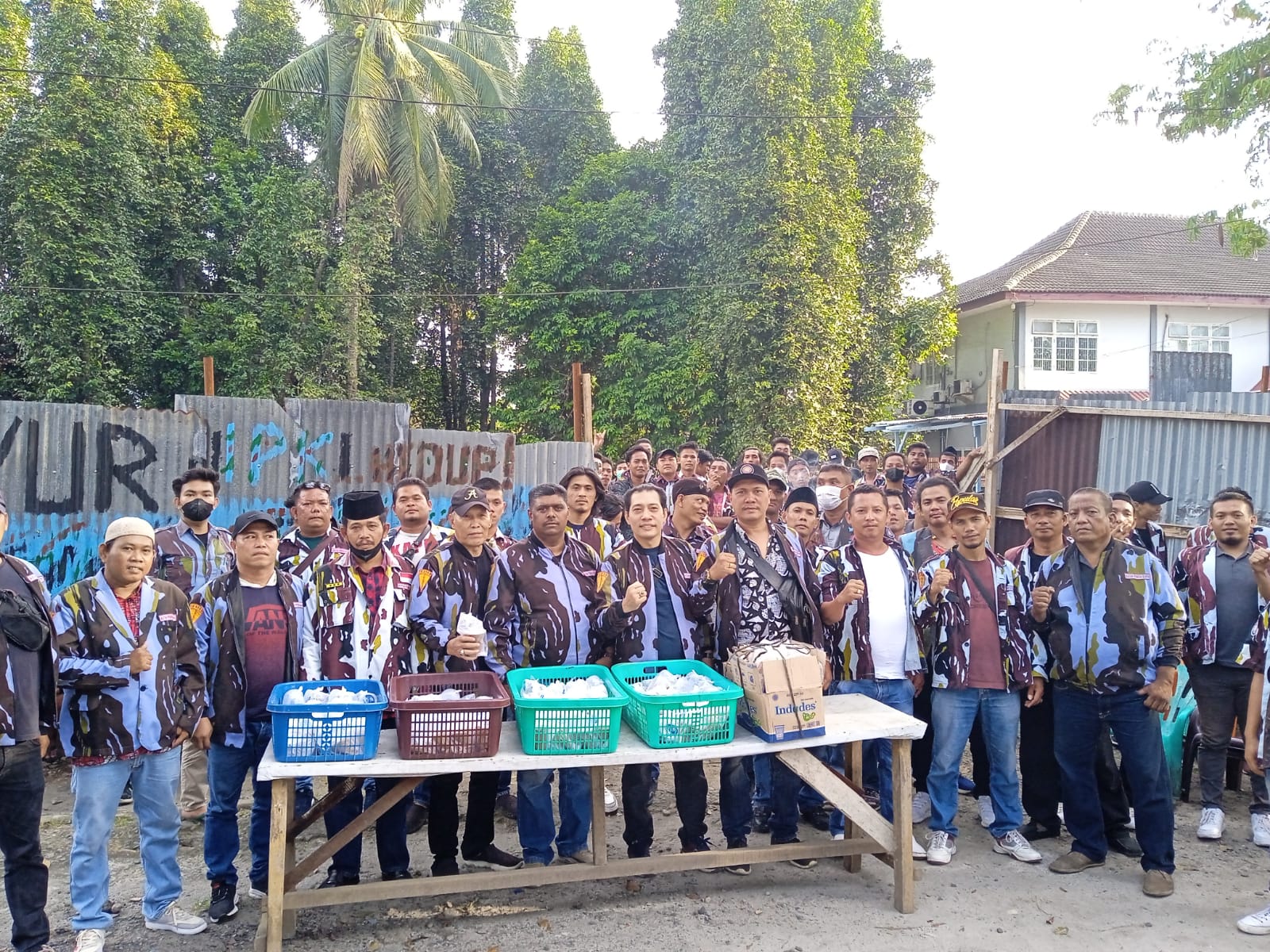 Bulan Ramadhan, Pimpinan Ranting IPK Pangkalan Mansyur – Medan Johor Berbagi Taqjil Pengendara Ojol dan Becak