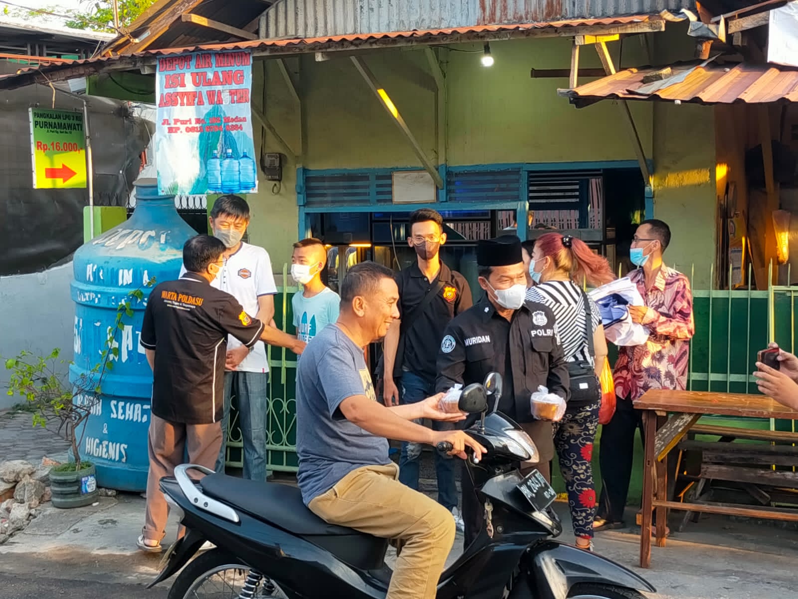 Bidhumas Polda Sumut bersama Tabloid Warta Poldasu Berbagi Takjil Berbuka Puasa Untuk Masyarakat.