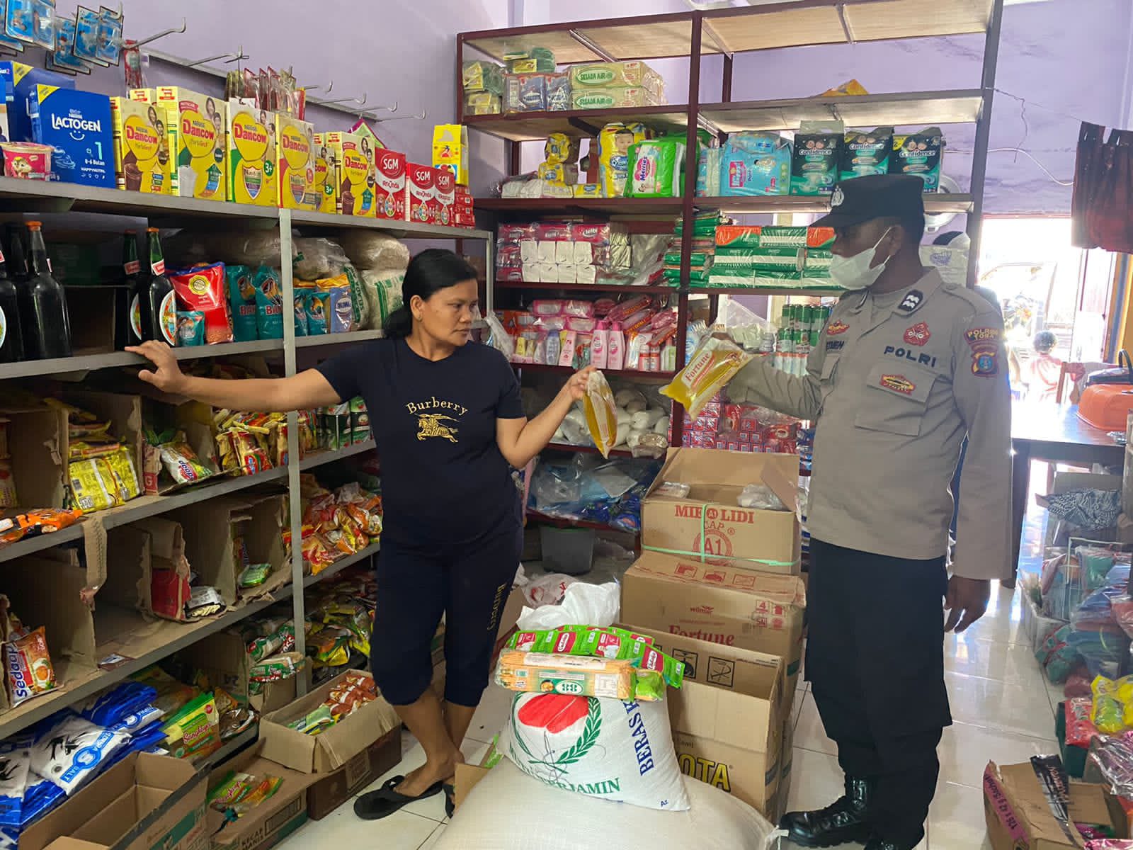 Sat Binmas Polres Toba Monitoring Stok dan Harga Minyak Goreng di wilayah Kab Toba