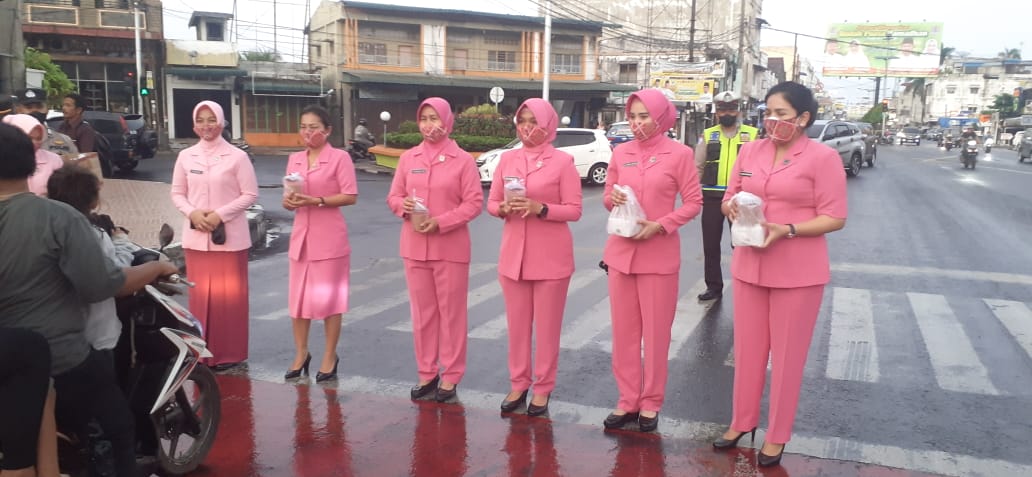 Keluarga Besar Polres Binjai Beserta Bhayangkari Berbagi Takjil Di Bulan Ramadhan Kepada Masyarakat Pengguna Jalan