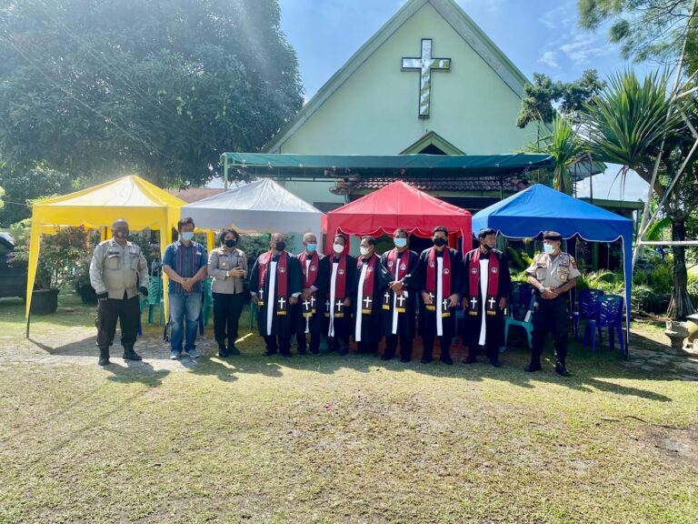 Kapolsek Tuntungan Pantau Langsung Kegiatan Pengamanan Ibadah Jumat Agung di Beberapa Gereja