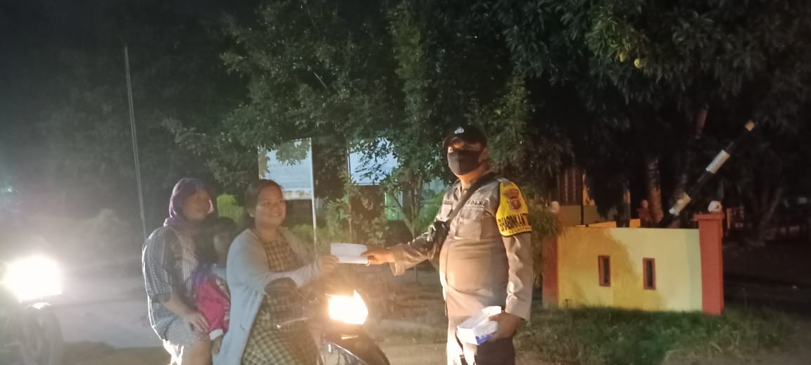 Gelar KRYD, Polsek Kotarih Bagikan 20 Masker Kepada Masyarakat.