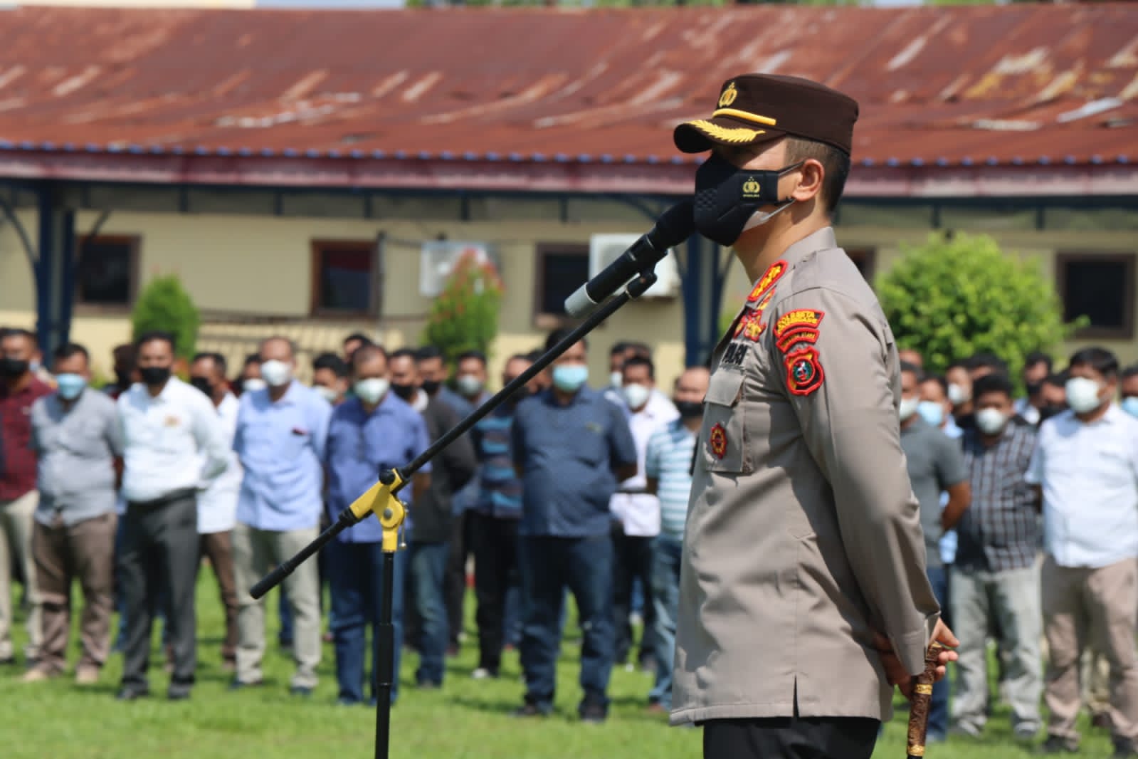 Kapolresta Deli Serdang Pimpin Apel Pergeseran Pasukan Dalam Rangka Pengamanan Pilkades.