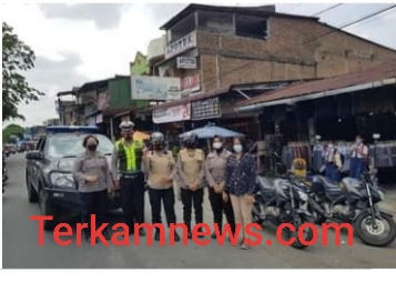 Kapolsek Medan Tuntungan Bersama Anggotanya Sambangi Warga di Pasar Melati dan Pasar Jahe Simalingkar