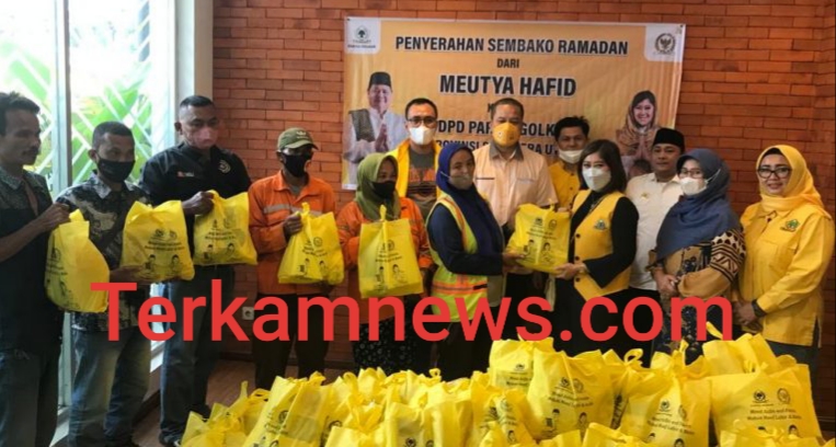 Meutya Hafid Bagikan Ribuan Sembako