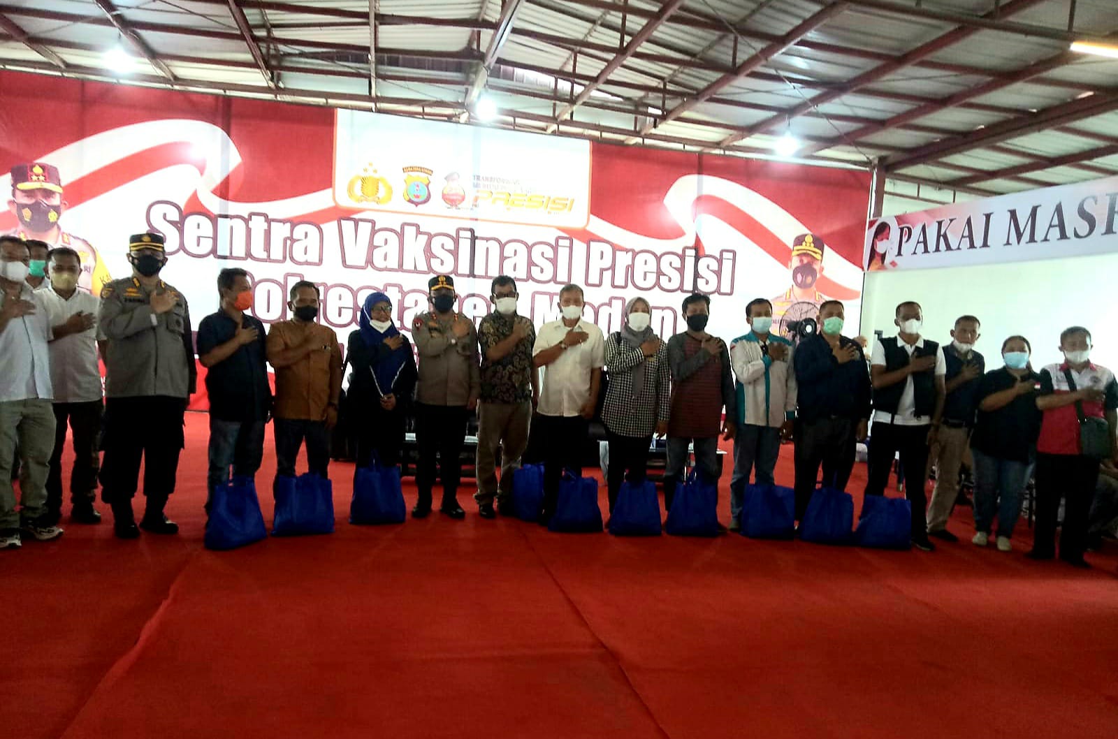 Sambut May Day, Polda Sumut Gelar Vaksinasi dan Pembagian Sembako Kepada 52 Serikat Pekerja,Buruh 