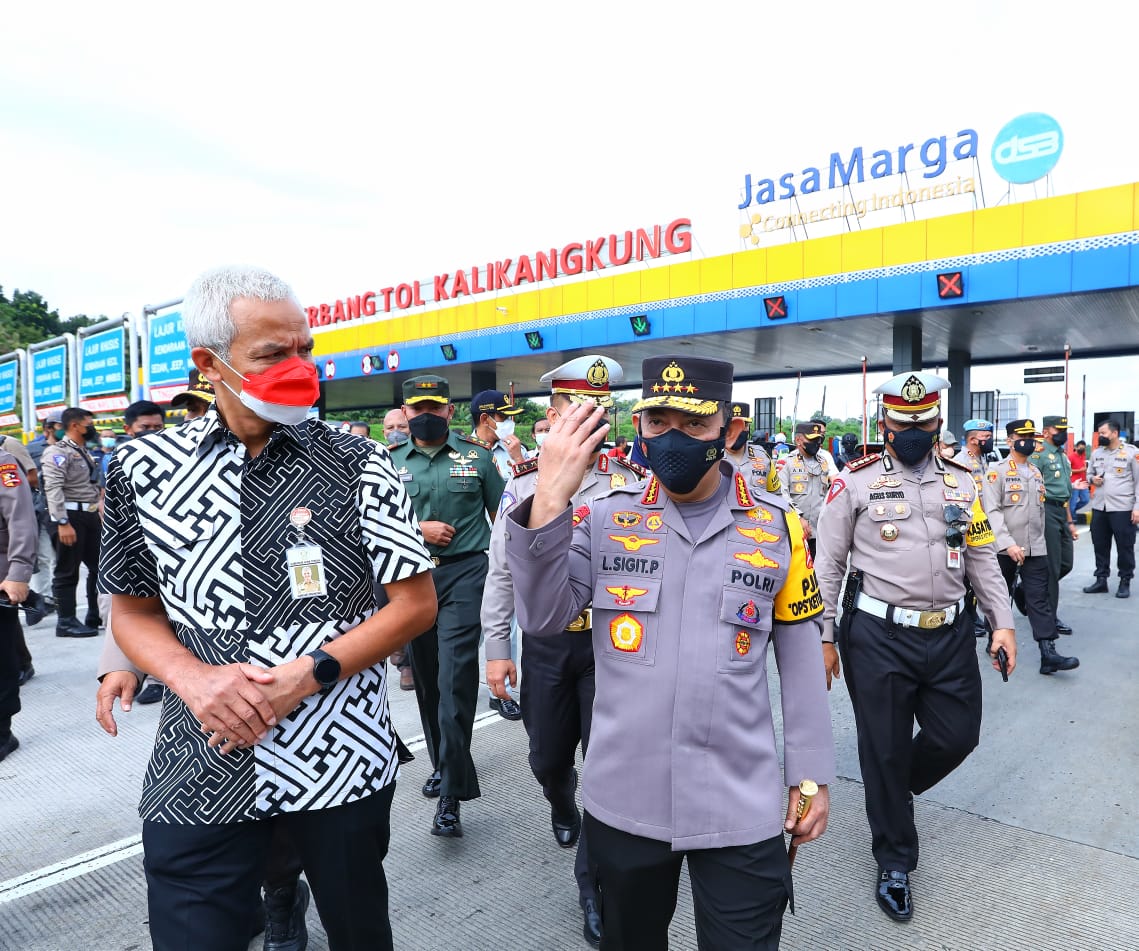 Kapolri Tinjau Tol Kalikangkung Pastikan Pelayanan dan Keamanan Mudik Lebaran 2022