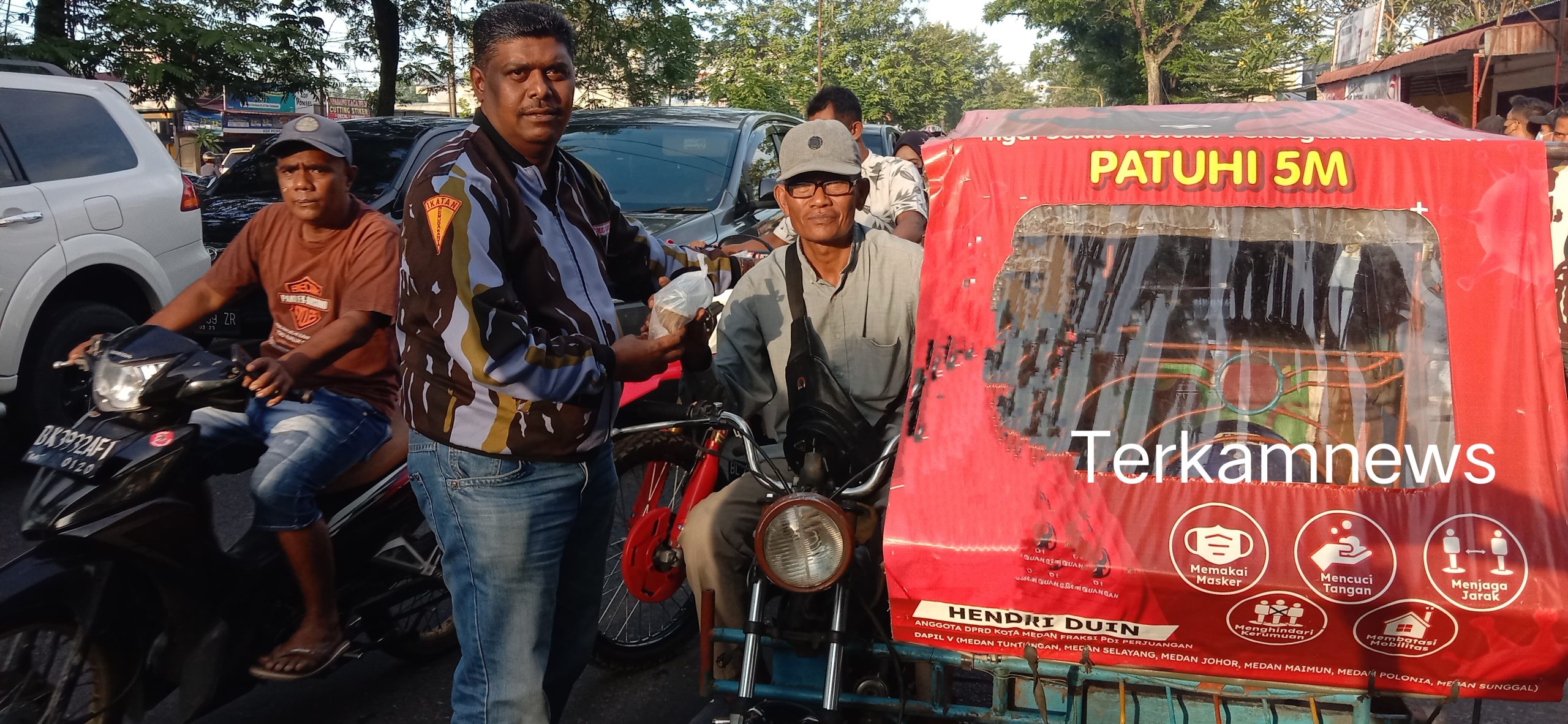 Ketua PAC IPK Medan Johor Turun Kejalan Berbagi Taqjil kepada Masyarakat Kota Medan