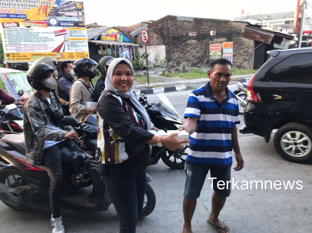 Brigadir Putri Karya IPK Kota Medan Berbagi Taqjil