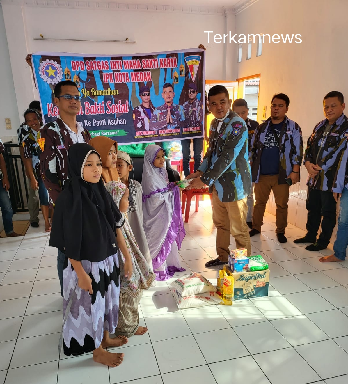Sambangi Panti Asuhan, Satgas DPD IPK Kota Medan Memberikan Bantuan Sembako