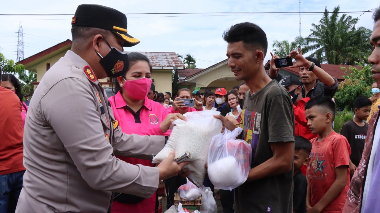 KAPOLRES BINJAI BERSAMA IBU KETUA BHAYANGKARI CABANG BINJAI, BERIKAN BANTUAN TERHADAP KORBAN BENCANA ALAM, ANGIN PUTING BELIUNG DI KOTA BINJAI