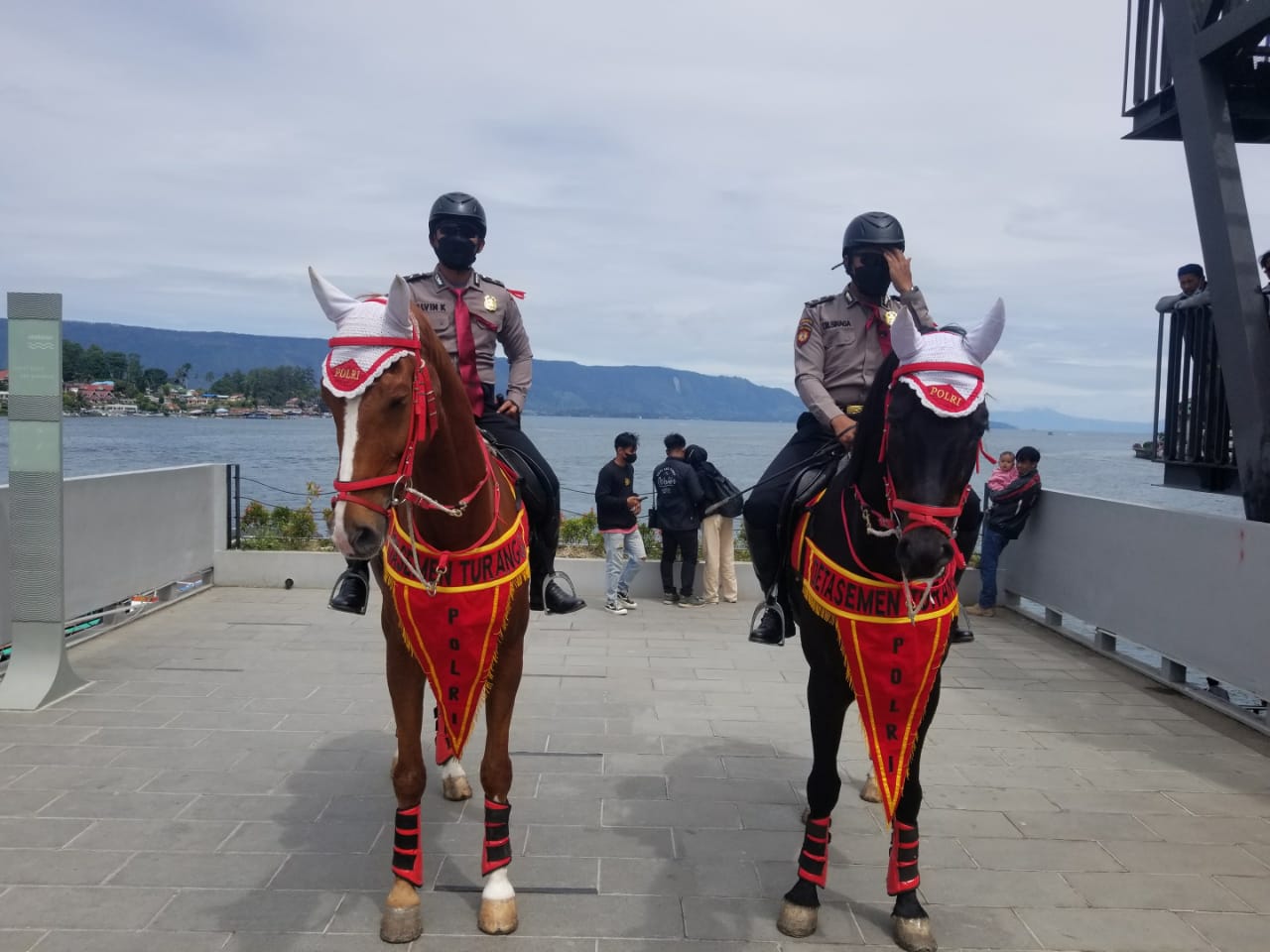 Polda Sumut Turunkan Patroli Berkuda Amankan Wisata Pantai Parapat pada libur lebaran