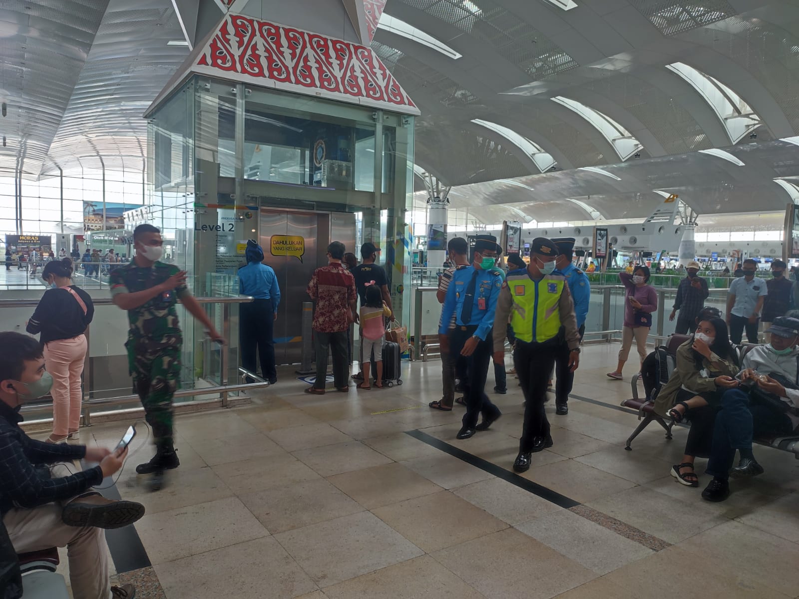 Personil Polsek Kawasan Bandara KNIA Rutin Laksanakan Patroli Pastikan Masyarakat Taati Protokol Kesehatan