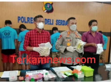 Kapolres Deli Serdang Kombes Pol Irsan Sinuhaji SIK, MH Didampingi Kasat Narkoba Kompol Zulkarnaein, SH Paparkan Terkait Penangkapan Pelaku Kasus Narkoba