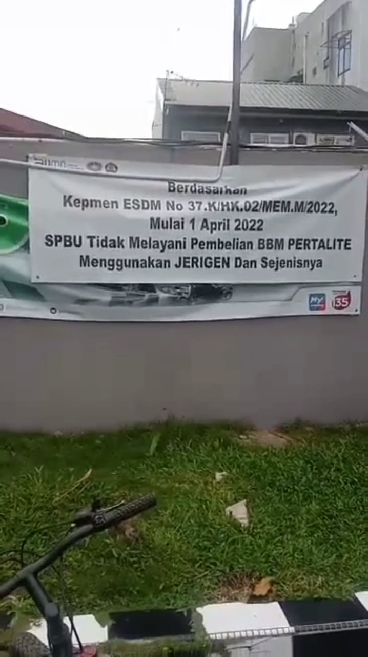 Hiraukan larangan kepmen ESDM. Diduga salah satu SPBU dikota Medan mengutamakan pengisian BBM menggunakan JERIGEN
