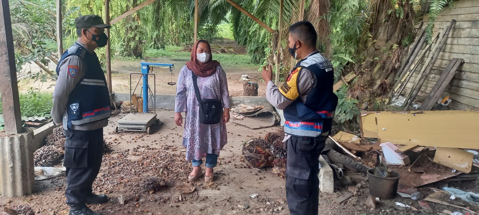 Polsek Dolok Merawan Laksanakan Sambang Ke Petani Kelapa Sawit