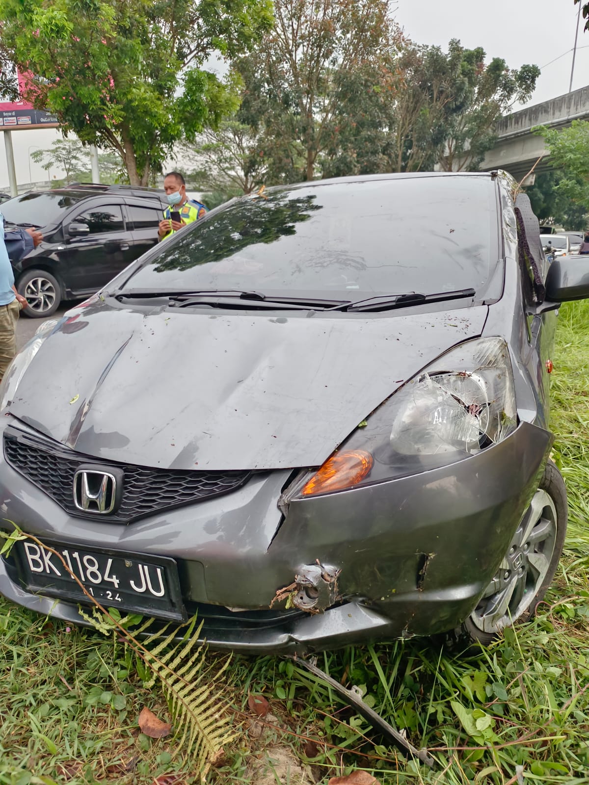 Satu Unit Mobil Penumpang Pribadi Mengalami Laka tunggal dekat fly over jalan tol desa Penara kebon