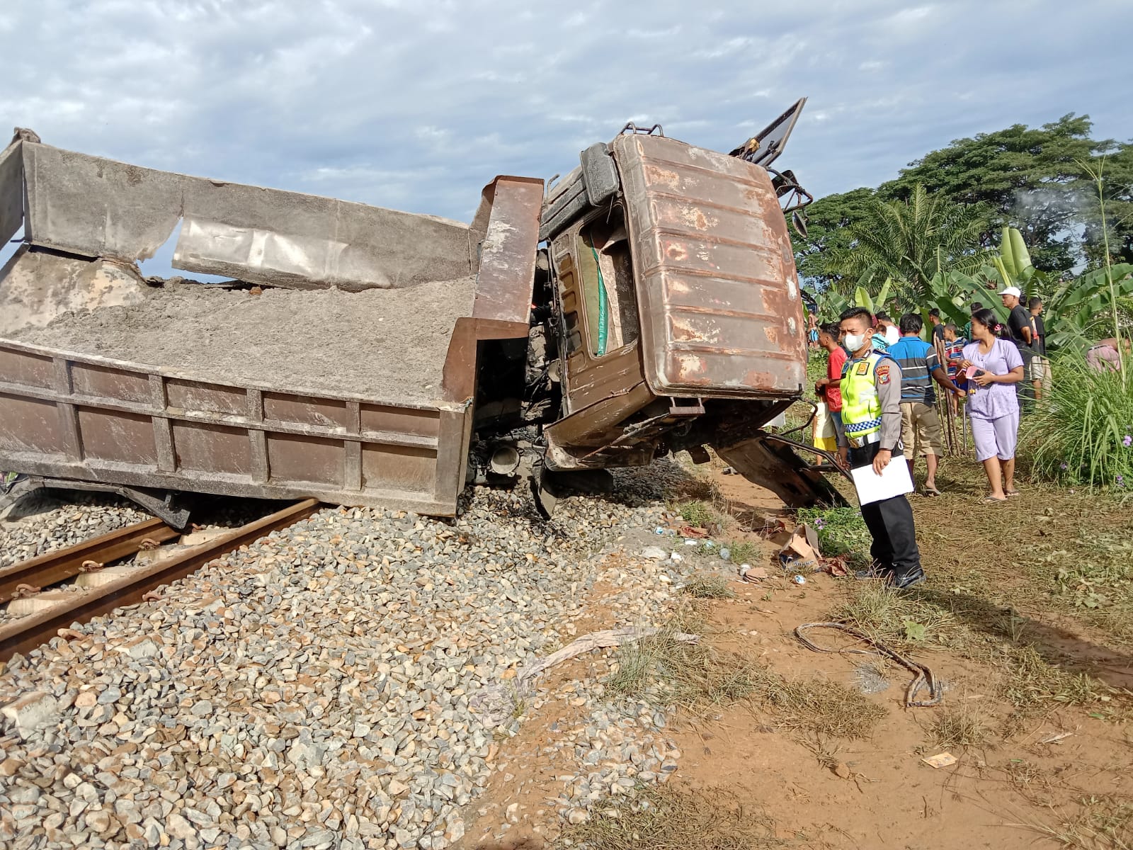 Diduga Kurang Hati-hati ! Dump Truk Angkut Pasir Galian Dihantam KA, Sopir Truk Kabur