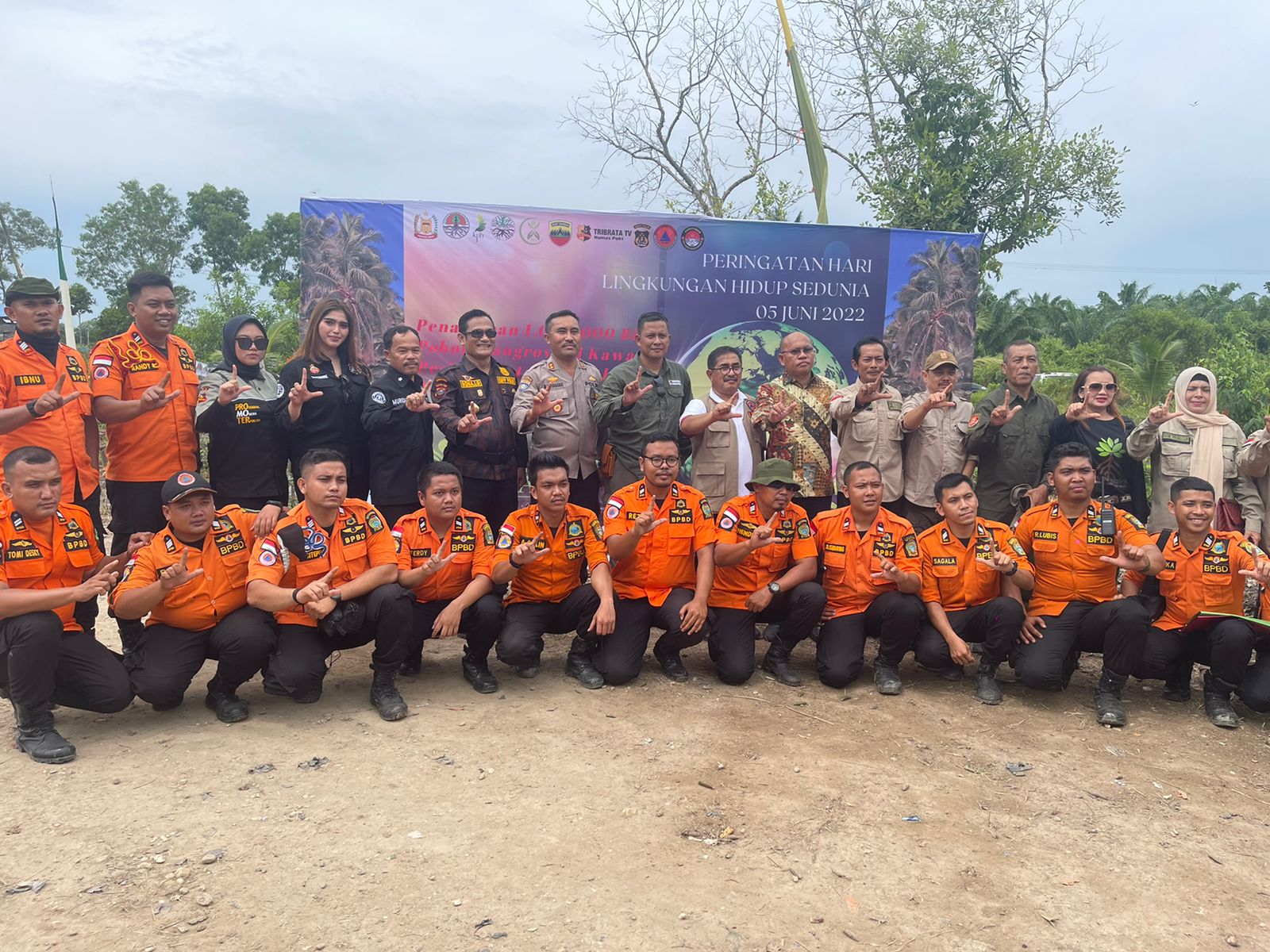 Peringati Hari Lingkungan Hidup, TRIBRATA TV HUMAS POLRI dan WHI Tanam Sejuta Bibit Pohon Mangrove