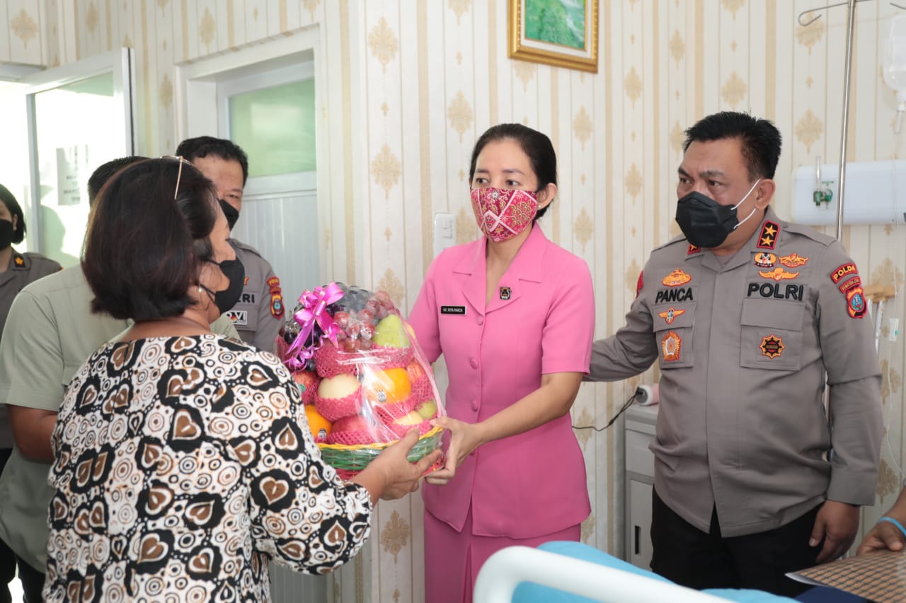 Wujud Kepedulian Pimpinan, Kapolda Sumut Jenguk Personel yang Sakit
