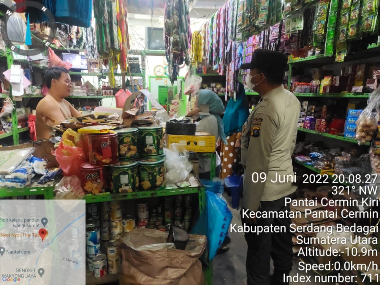 Ops Yustisi, Polsek Pantai Cermin Berbagi Masker Kepada Masyarakat