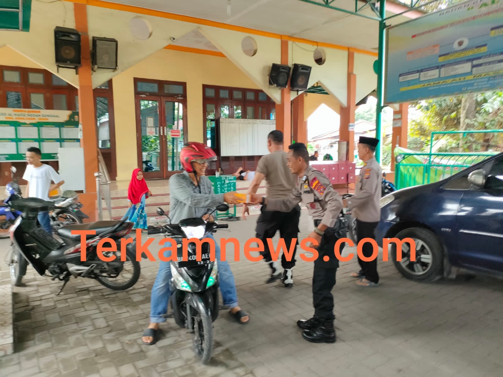 Jumat Barokah, Kapolsek Sunggal Bagikan Makanan Ringan ke Jamaah Al Hafiz