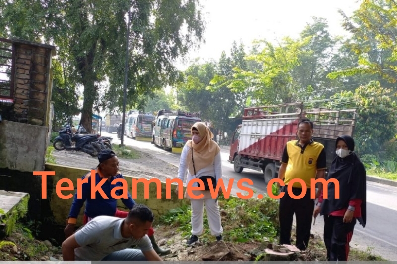 Polsek Medan Tuntungan Bersama Warga Ladang Bambu Laksanakan Gotong Royong
