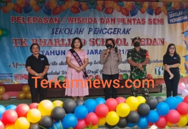 Kapolsek Medan Tuntungan Hadiri Kegiatan Wisuda TK Bharlind School Medan