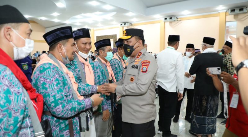 Kapolda Sumut Hadiri Pemberangkatan Calon Jemaah Haji Kloter Pertama
