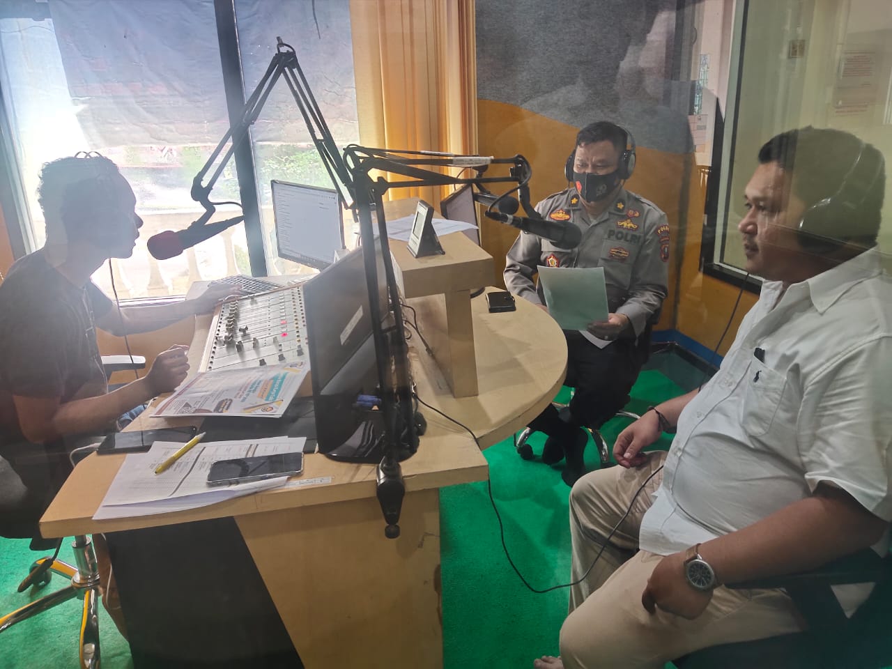 Dialog Interaktif Polda Sumut Dibawakan Langsung Kasubbid Penmas di Channel 94,7 FM Radio Suara Medan