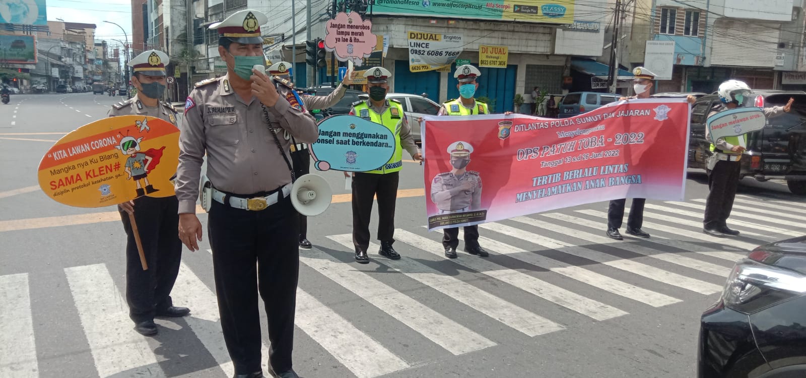Kegiatan Operasi Patuh Toba 2022 memberikan himbauan kepada pengguna jalan akan pentingnya keselamatan berlalu lintas