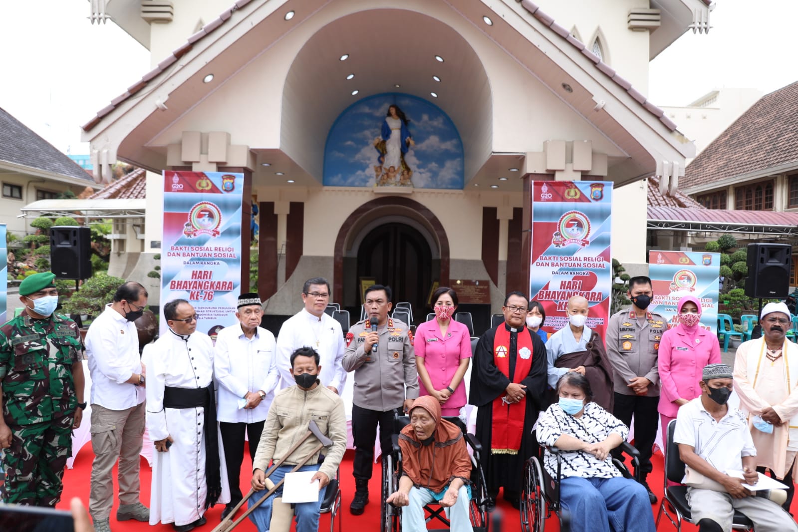 Kepolisian Daerah Sumatera Utara Menggelar Bakti Sosial Religi Dan Bantuan Sosial Di Gereja Katedral Medan