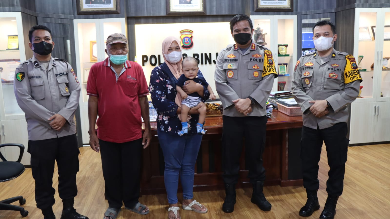 SEORANG KAKEK TEMANI CUCUNYA UCAPKAN TERIMA KASIH KEPADA KAPOLRES BINJAI