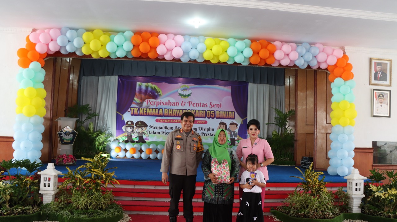 KAPOLRES BINJAI HADIRI ACARA PERPISAHAN DAN PELEPASAN SERTA PENTAS SENI MURID-MURID TK KEMALA BHAYANGKARI 05 BINJAI T.A. 2021-2022