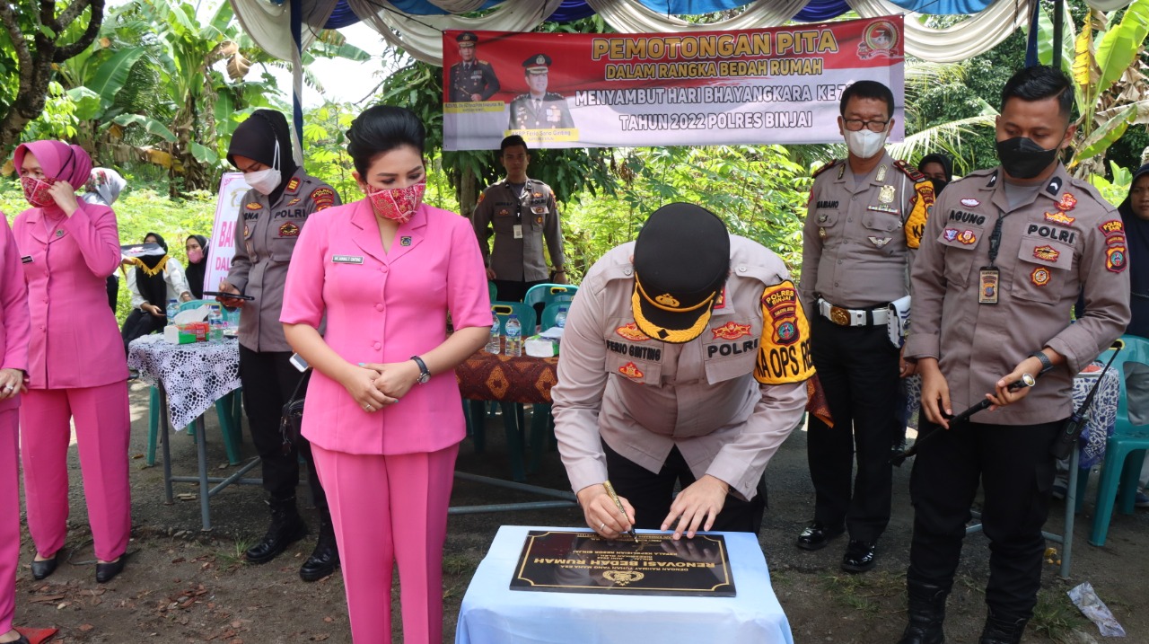 DALAM RANGKA MENYAMBUT HARI BHAYANGKARA KE 76 POLRES BINJAI LAKSANAKAN BEDAH RUMAH & PEMBERIAN BANSOS