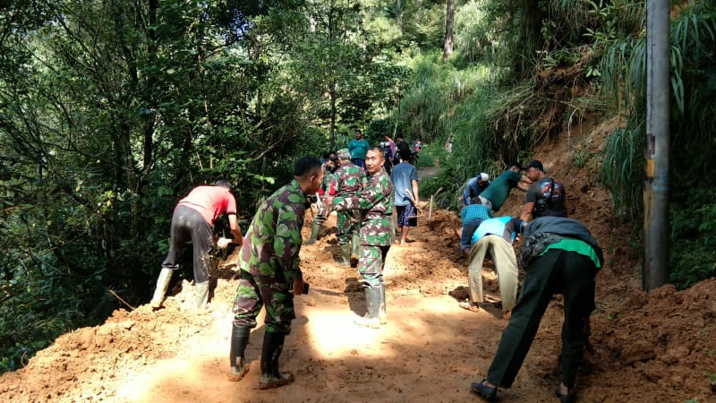 TNI Koramil Lebakbarang dan Polsek Gerak Cepat atasi Longsor