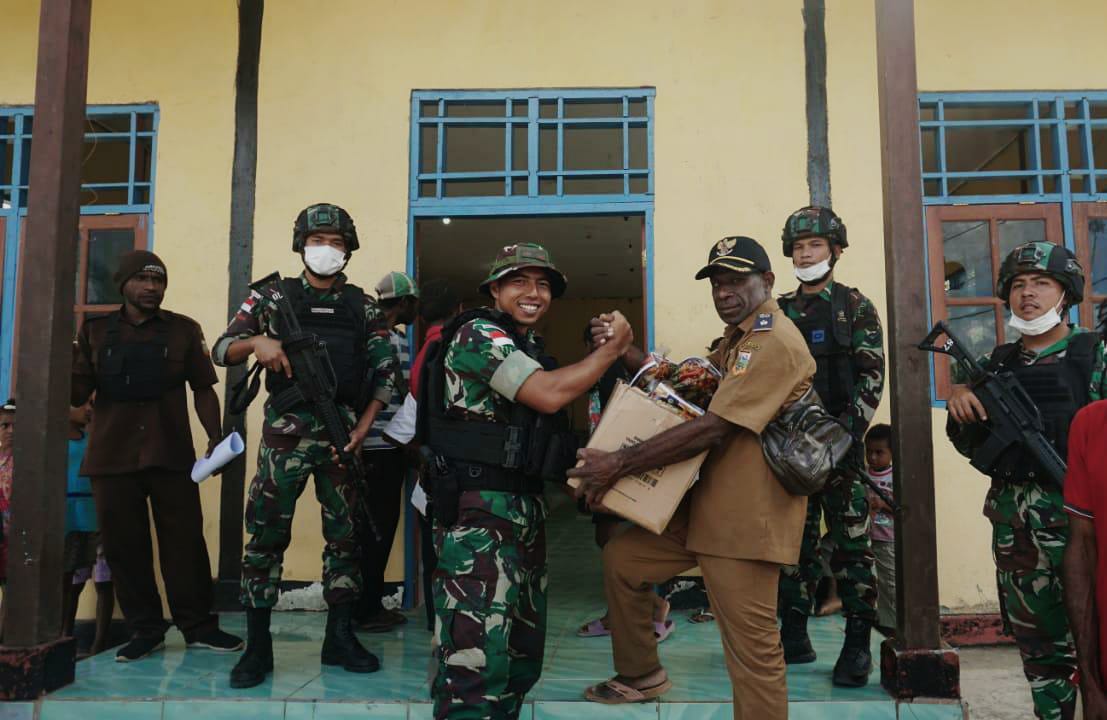 SATGAS PAMTAS YONIF 126/KC DATANGI KAMPUNG PUND DISTRIK WARIS BAGIKAN SEMBAKO DAN BINGKISAN