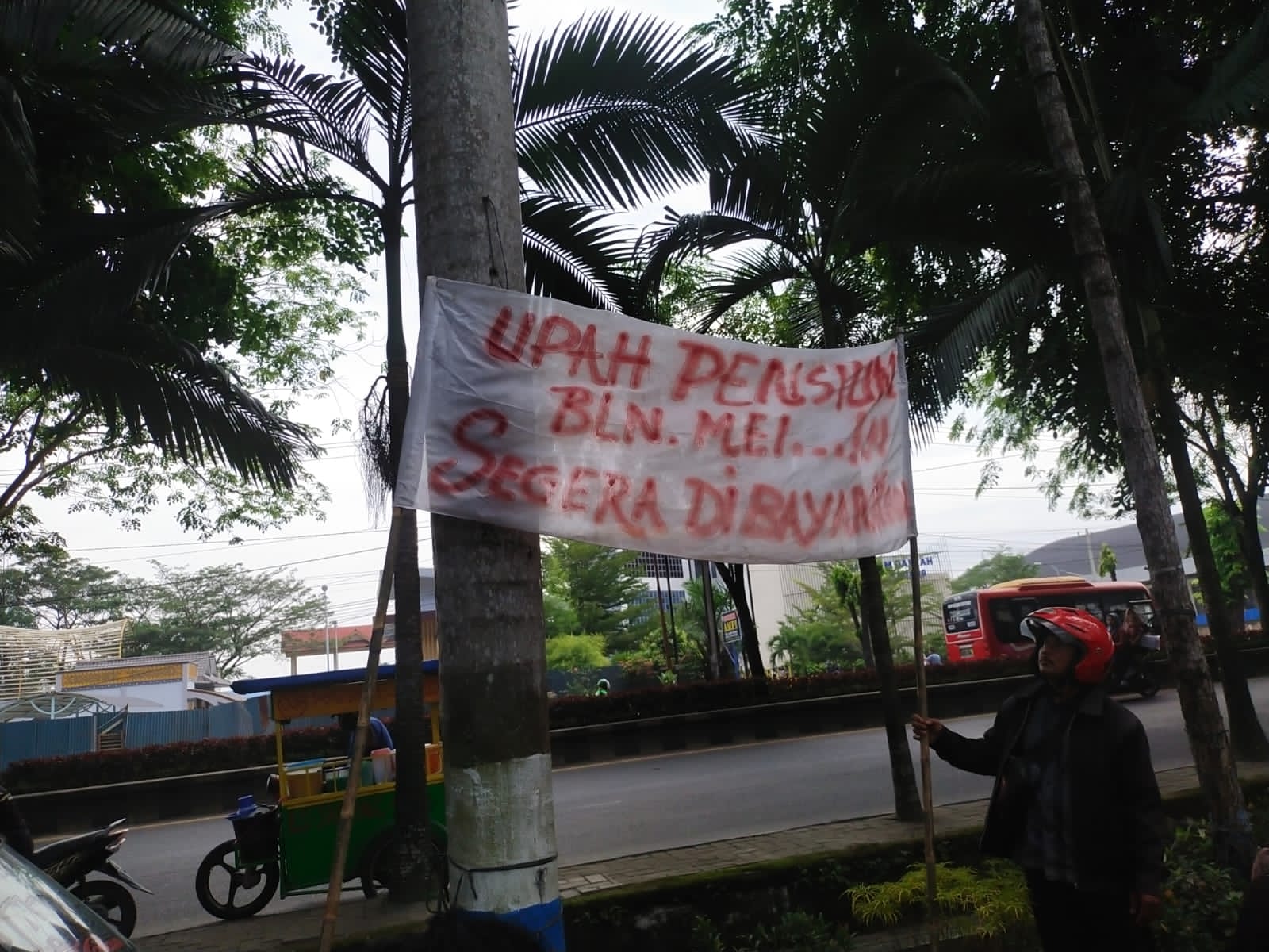 Polresta Deli Serdang laksanakan Pengamanan Aksi Unras Pekerja Aktif dan Para Pensiunan PT. Mara Jaya Perkebunan Batu Rata