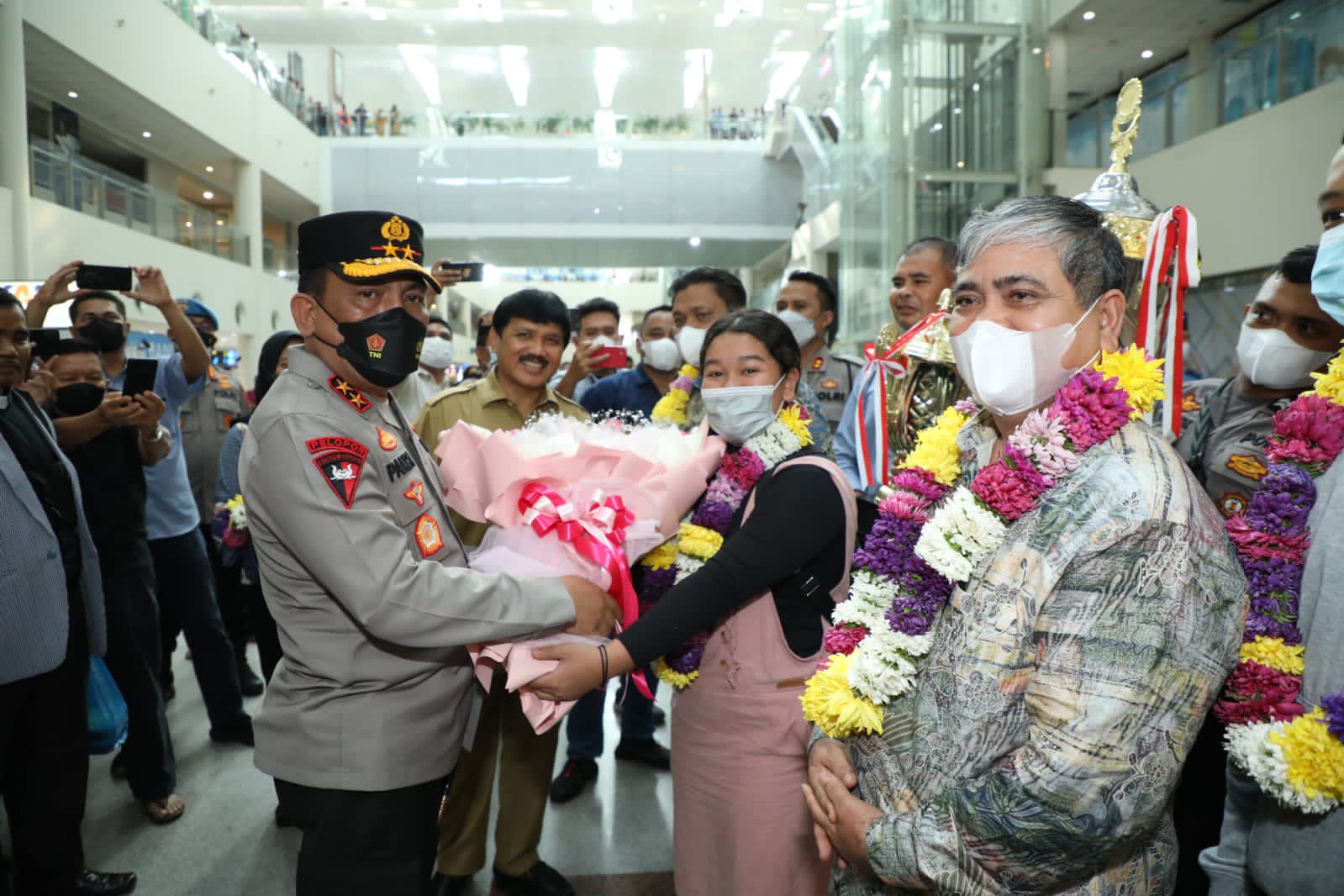 Kapolda Sumut Sambut Kedatangan Kontingen Pesparawi Sumut di Bandara Kualanamu