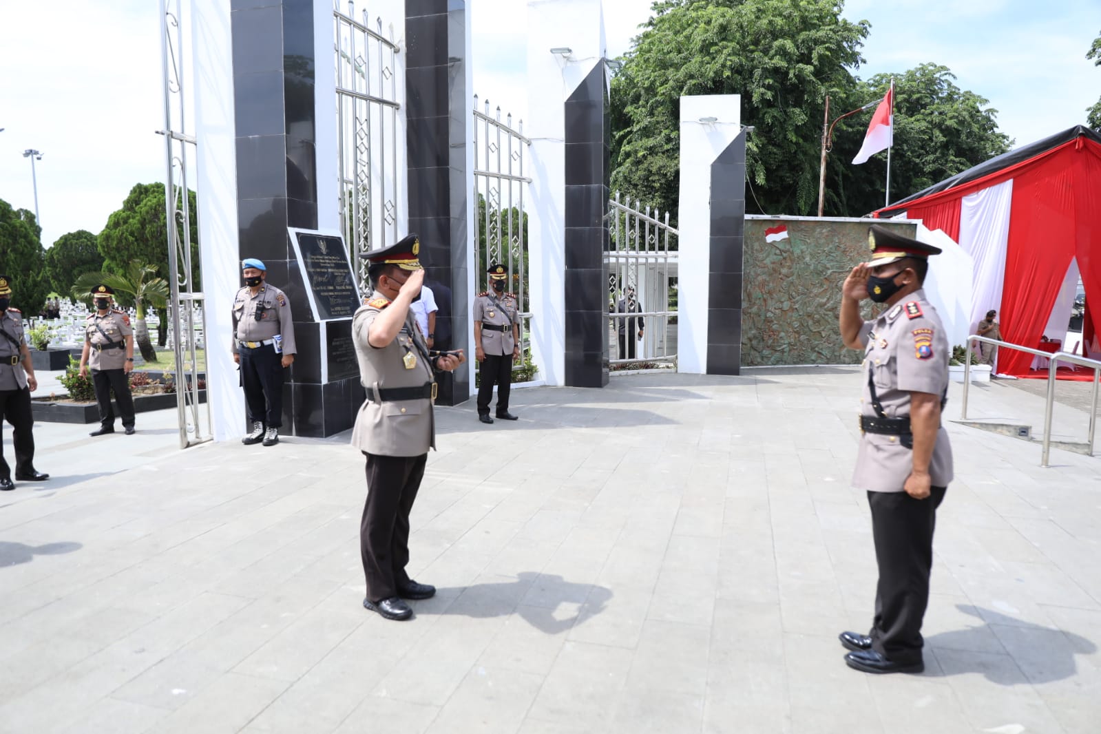 Jelang HUT Bhayangkara ke 76, Kapolda Sumut Pimpin Upacara Ziarah di Makam Pahlawan