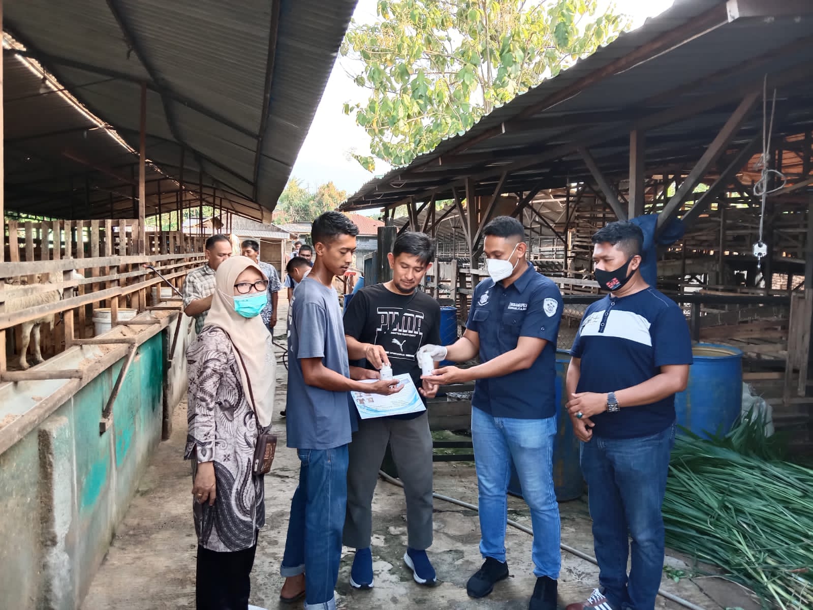 POLRES BINJAI LAKSANAKAN PENANGANAN PENYEBARAN WABAH PMK PADA TERNAK MASYARAKAT