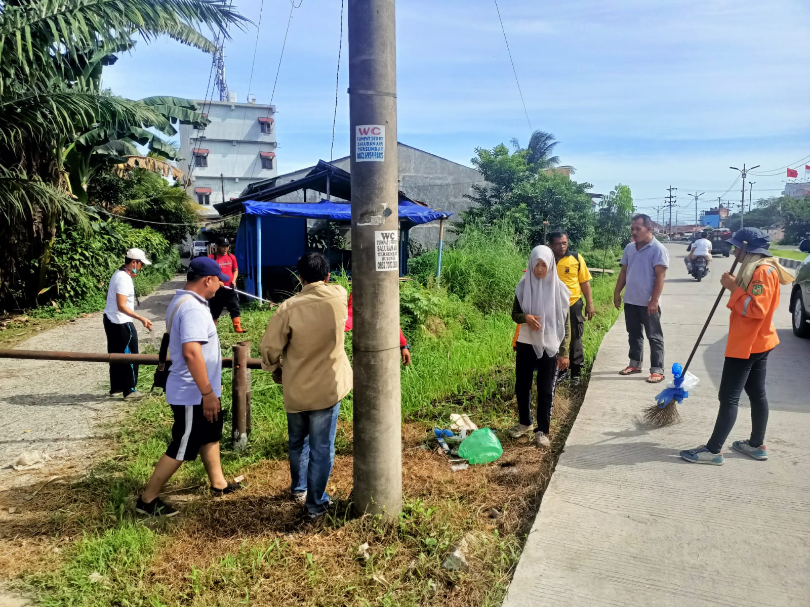 Polsek Medan Tuntungan Bersama Warga Simpang Selayang Laksanakan Gotong Royong