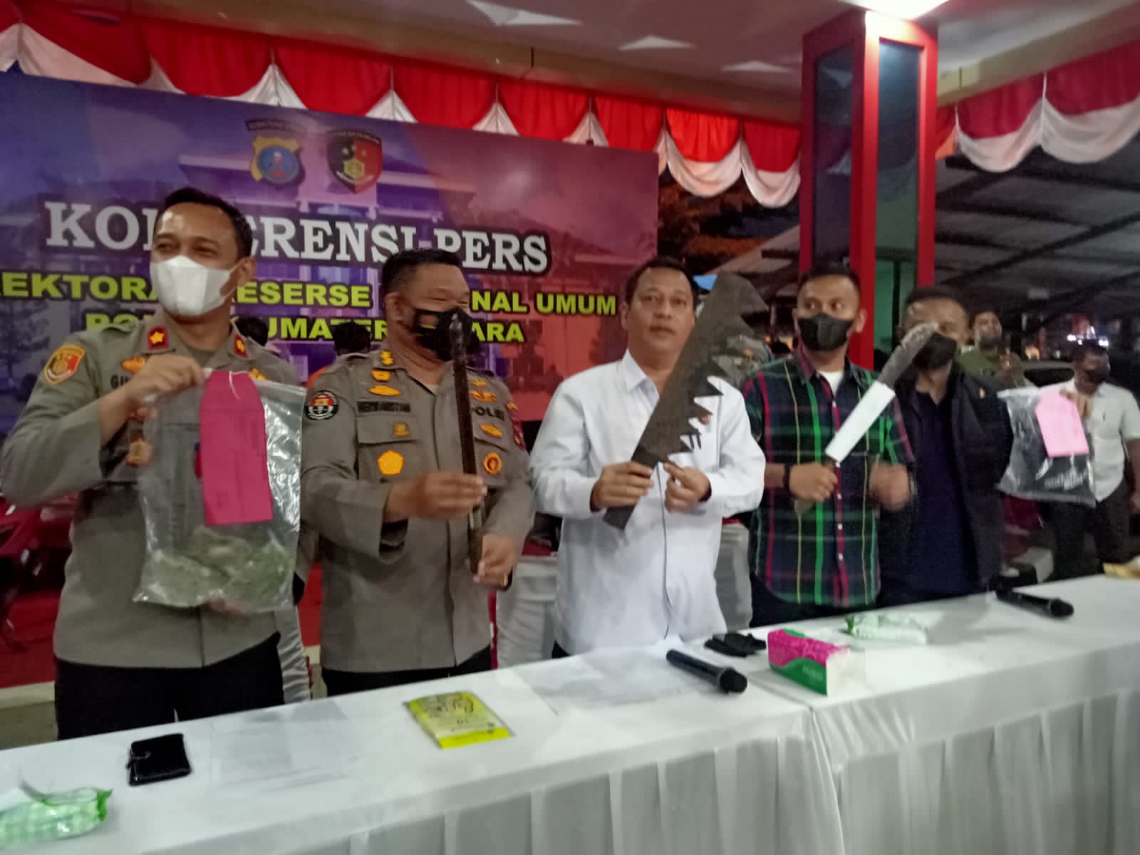 Dit Res Krimum Polda Sumut Bersama Sat Reskrim Polrestabes Medan Paparkan Aksi Genk Motor di Medan Sekitarnýa
