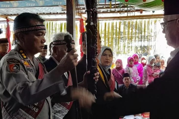 KOMBES POL PARLUATAN SIREGAR DI ANGKAT JADI KETUA ADAT TABAGSEL UNTUK MENJAGA TANAH ADAT DAN TANAH LELUHUR