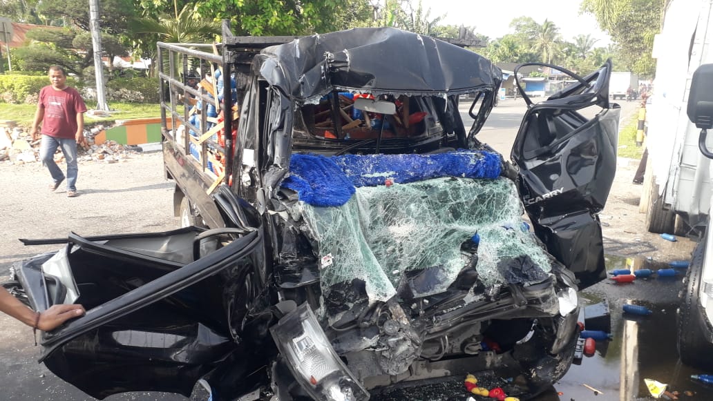 LAKA LANTAS DI BINJAI UTARA PICK-UP SUZUKI CARRY KONTRA ISUZU COLT DIESEL RENGGUT NYAWA