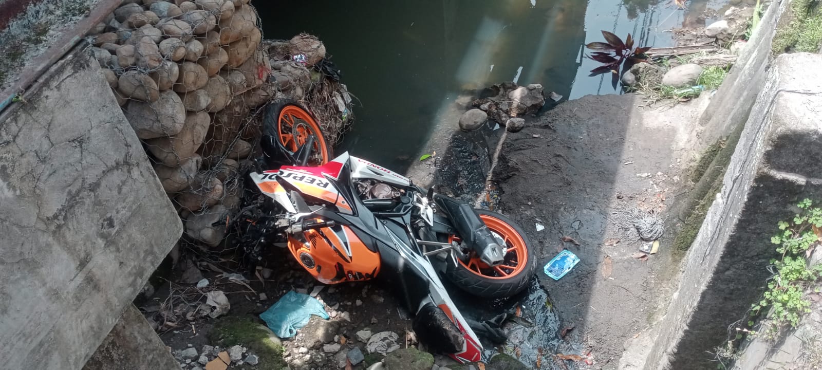 KONDISI MENGANTUK, PENGEMUDI SEPTOR TERJUN KE PARIT BESAR