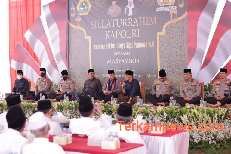 Meningkatkan Sinergitas Antara Umaroh dan Ulama, Kapolri Silaturahmi dengan Masyayikh dan Sesepuh Ponpes Al Falah Ploso Kediri.