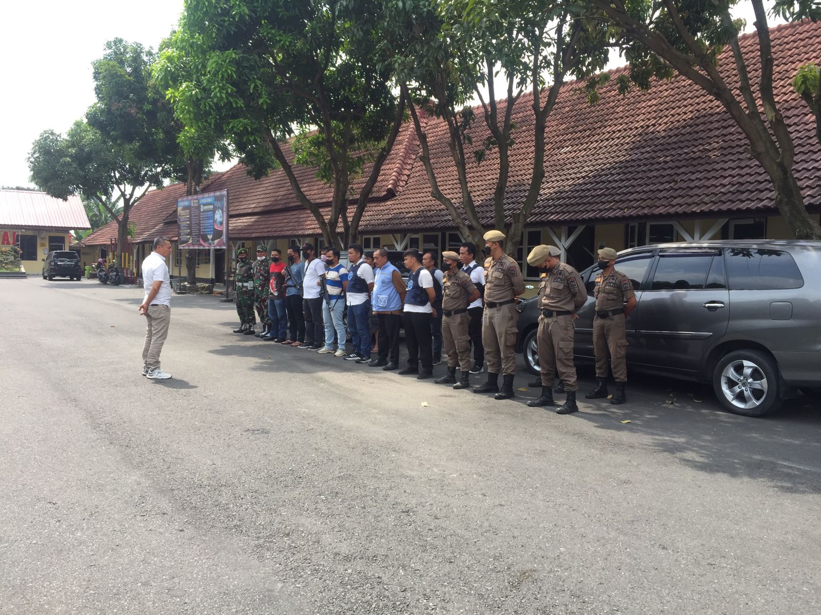 5 ORANG LAKI-LAKI DIAMANKAN DALAM GEREBEK KAMPUNG NARKOBA